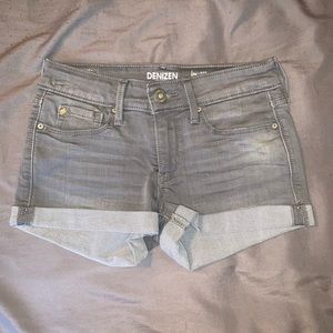 Low rise Levi shorts size 0
